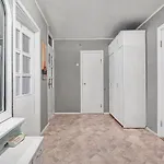 Private Rooms With Balcony Next To Station