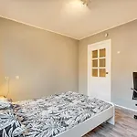 Private Rooms With Balcony Next To Station